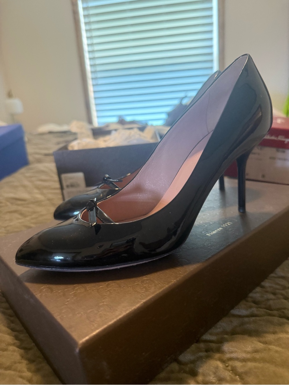 Gucci Black Patent Leather Pointed Toe Heels with Bow Accent